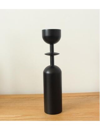 Czarny drewniany świecznik...